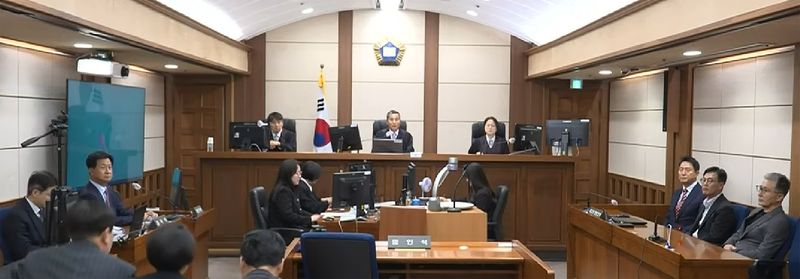 오세훈 서울시장이 23일 서울 서초구 고등법원에서 열린 '명태균 여론조사 대납 의혹 사건' 항소심 선고 공판에 출석하고 있다. 뉴스1