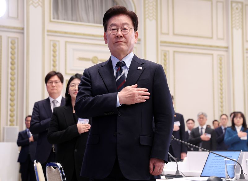 이재명 대통령이 23일 청와대에서 열린 규제합리화위원회 2차 전체회의에서 국민의례를 하고 있다. 뉴스1