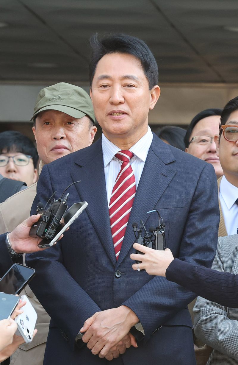 오세훈 서울시장이 23일 서울 서초구 서울고법에서 열린 '명태균 여론조사 대납 의혹 사건' 항소심 공판을 마친 뒤 나와 입장을 밝히고 있다. 연합뉴스