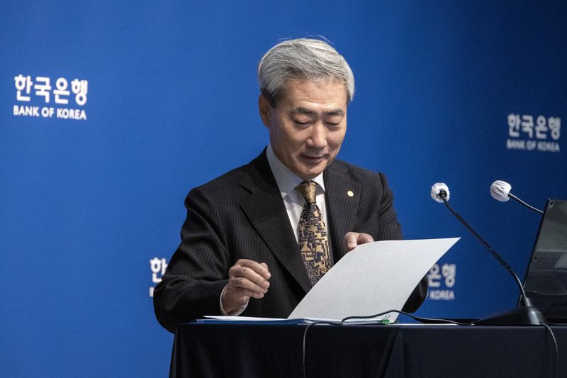 [서울=뉴시스] 사진공동취재단 = 신현송 한국은행 총재가 22일 서울 중구 한국은행에서 열린 금융통화위원회 통화정책방향 기자간담회에서 자료를 보고 있다. 2026.10.22. photo@newsis.com