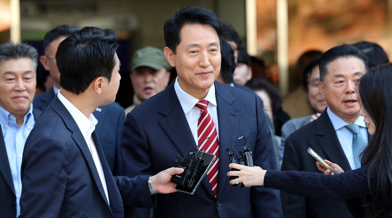 오세훈 서울시장이 23일 서울 서초구 서울고법에서 열린 '명태균 여론조사 대납 의혹 사건' 항소심 선고공판에서 무죄를 선고 받고 법원을 나서며 취재진의 질문에 답하고 있다. 뉴시스