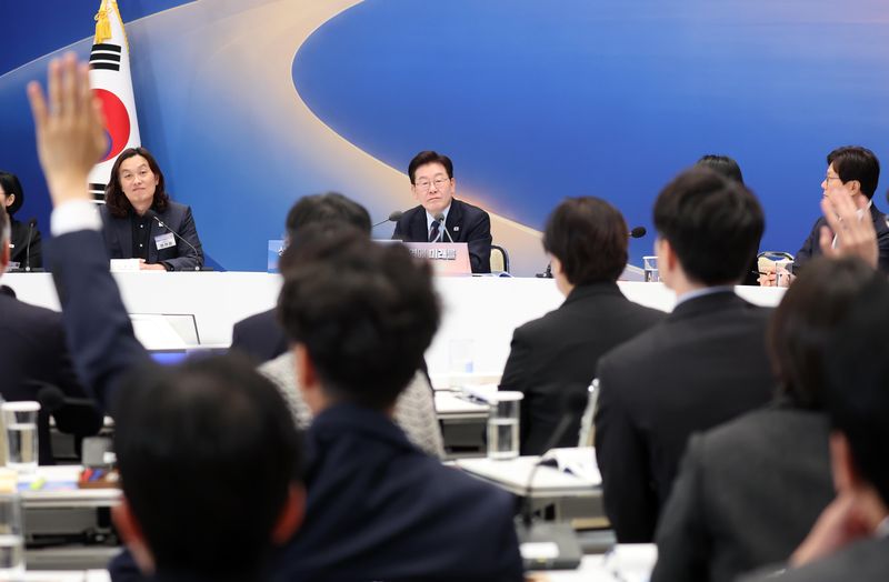 이재명 대통령이 23일 청와대 영빈관에서 열린 규제합리화위원회 제2차 전체회의에서 참석자들을 바라보고 있다. 뉴시스