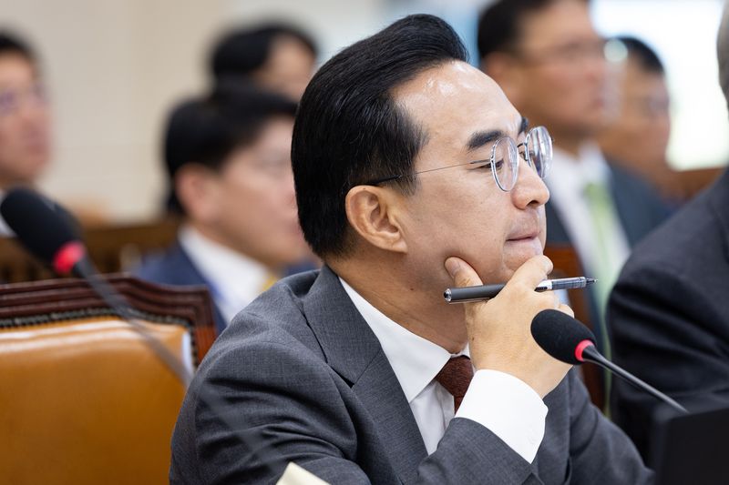 박홍근 기획예산처 장관이 23일 서울 여의도 국회에서 열린 재정경제기획위원회의 기획예산처, 한국은행 등에 대한 국정감사 종합감사에 출석해 의원 질의를 듣고 있다. 뉴스1
