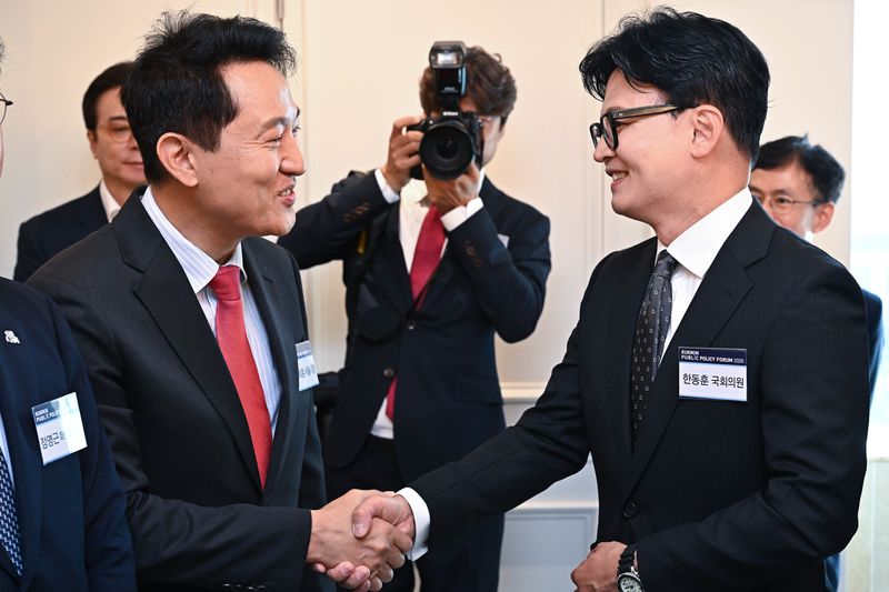 오세훈 서울시장과 한동훈 무소속 의원이 16일 서울 여의도 CCMM빌딩에서 열린 2026 국민공공정책포럼에 참석해 인사를 나누고 있다. (국민일보 제공. 재판매 및 DB 금지) 2026.6.16 ⓒ 뉴스1 유승관 기자 /사진=뉴스1