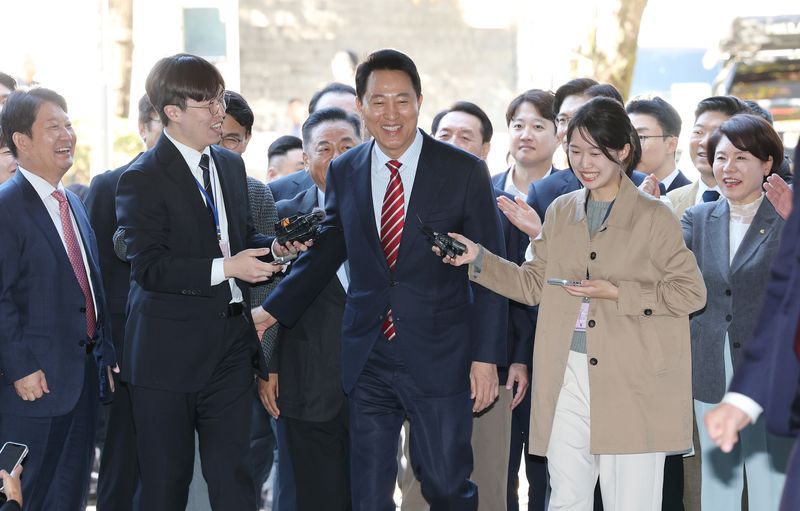 오세훈 서울시장이 23일 서울 서초구 서울고법에서 열린 '명태균 여론조사 대납 의혹 사건' 항소심 공판에 출석하고 있다. 뉴스1