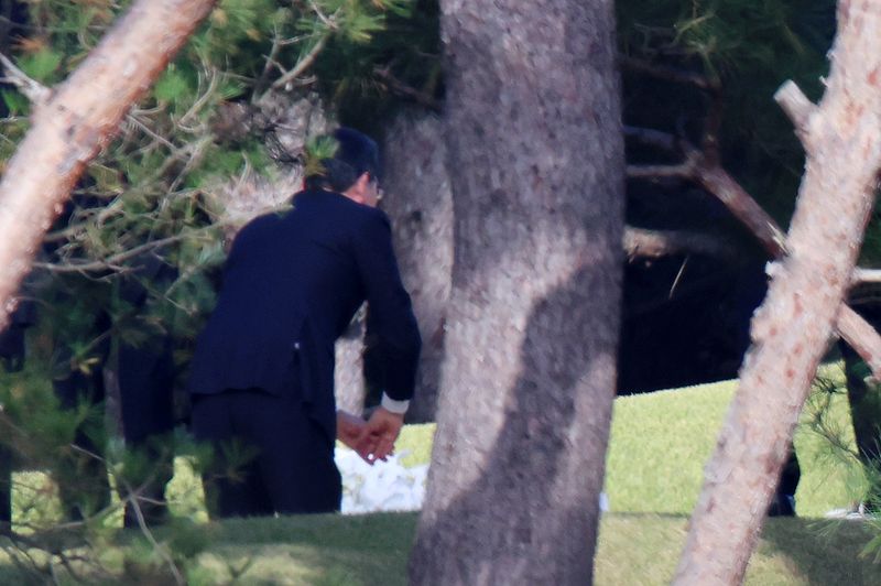 [수원=뉴시스] 조성우 기자 = 이재용 삼성전자 회장이 23일 경기도 수원시 선영에서 진행된 고 이건희 삼성그룹 선대회장의 6주기 추도식에 참석해 절을 하고 있다. 2026.10.23. xconfind@newsis.com