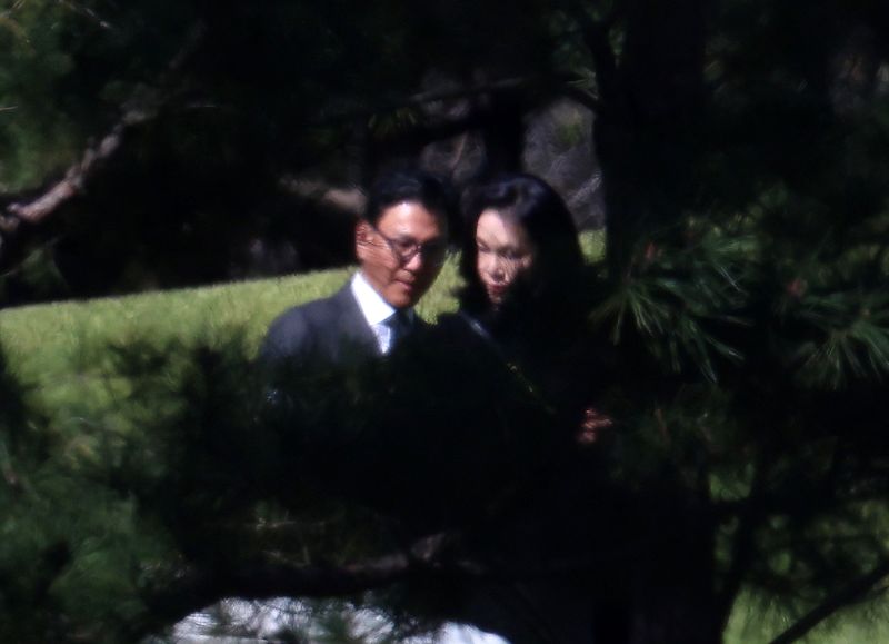 [수원=뉴시스] 조성우 기자 = 이서현 삼성물산 사장과 김재열 국제빙상경기연맹(ISU) 회장이 23일 경기도 수원시 선영에서 진행된 고 이건희 삼성그룹 선대회장의 6주기 추도식에 참석하고 있다. 2026.10.23. xconfind@newsis.com