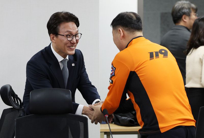 김민석 더불어민주당 대표가 23일 서울 여의도 국회 의원회관에서 열린 소방 현장 지원 강화를 위한 간담회에서 참석자들과 인사를 하고 있다. 뉴시스