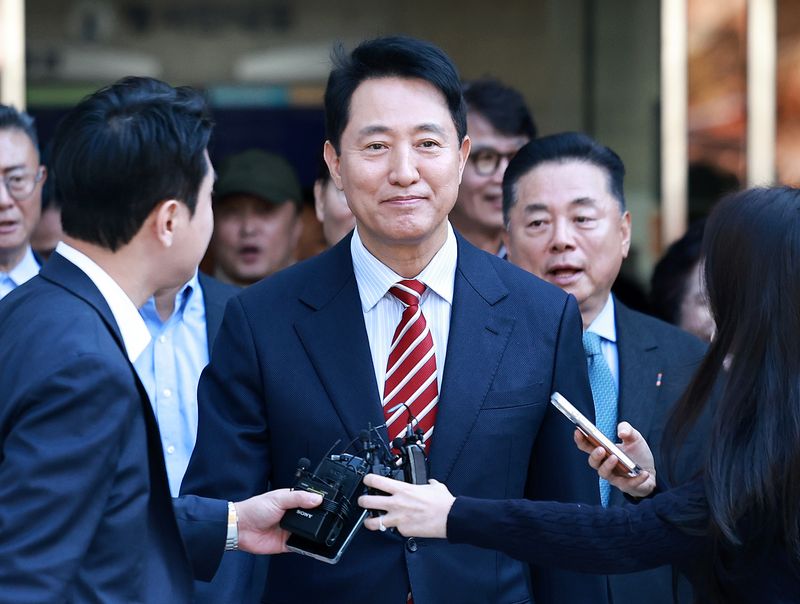 오세훈 서울시장이 23일 서울 서초구 서울고등법원에서 열린 '명태균 여론조사 대납 의혹 사건' 항소심 선고 공판에서 무죄 판결을 받고 법원을 나서고 있다. 2026.10.23 ⓒ 뉴스1 구윤성 기자