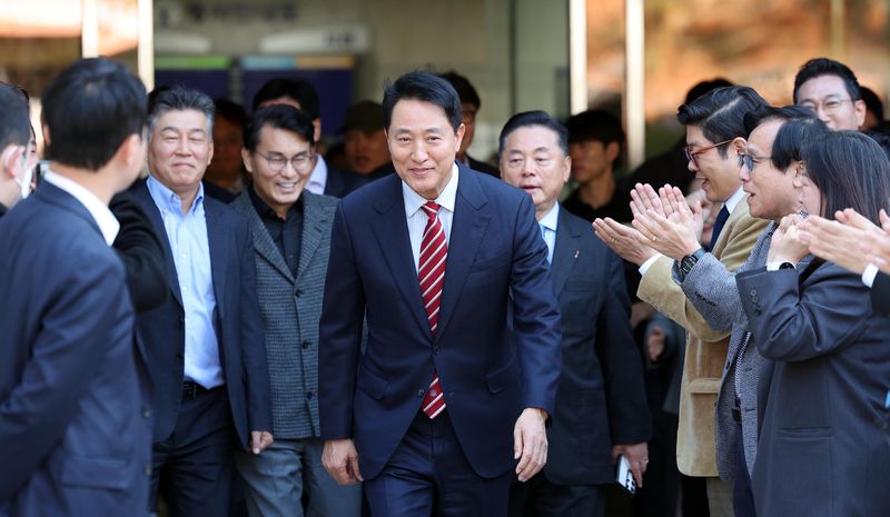 오세훈 서울시장이 23일 서울 서초구 서울고법에서 열린 '명태균 여론조사 대납 의혹 사건' 항소심 선고공판에서 무죄를 선고 받고 법원을 나서고 있다. 뉴시스