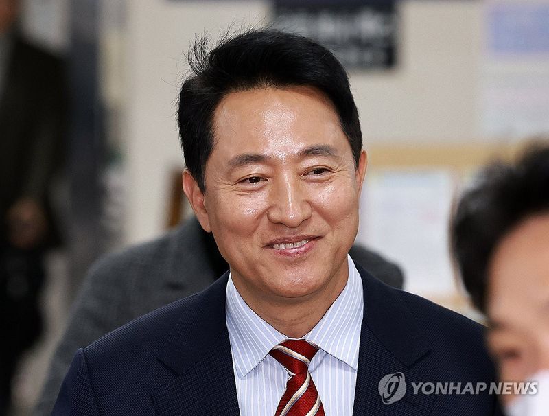 오세훈 서울시장이 23일 '명태균 여론조사 대납 의혹 사건' 항소심 공판을 위해 서울 서초구 서울고법에 들어가고 있다. 연합뉴스
