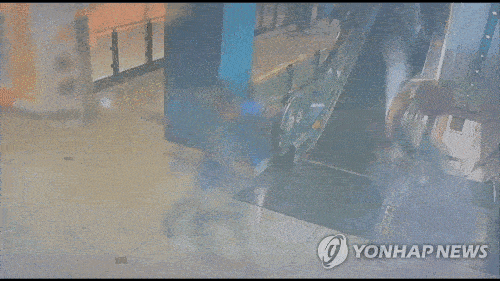 의자로 흉기난동범 제압하려는 시민 (출처=연합뉴스)