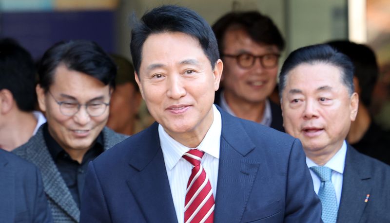 [서울=뉴시스] 박주성 기자 = 오세훈 서울시장이 23일 서울 서초구 서울고법에서 열린 '명태균 여론조사 대납 의혹 사건' 항소심 선고공판에서 무죄를 선고 받고 법원을 나서고 있다. 2026.10.23. park7691@newsis.com