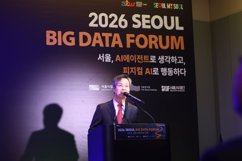원용걸 서울시립대학교 총장이 지난 6일 서울 강남구 코엑스에서 열린 '2026 서울 빅데이터 포럼'에 참석해 개회사를 하고 있다. 서울시립대 제공