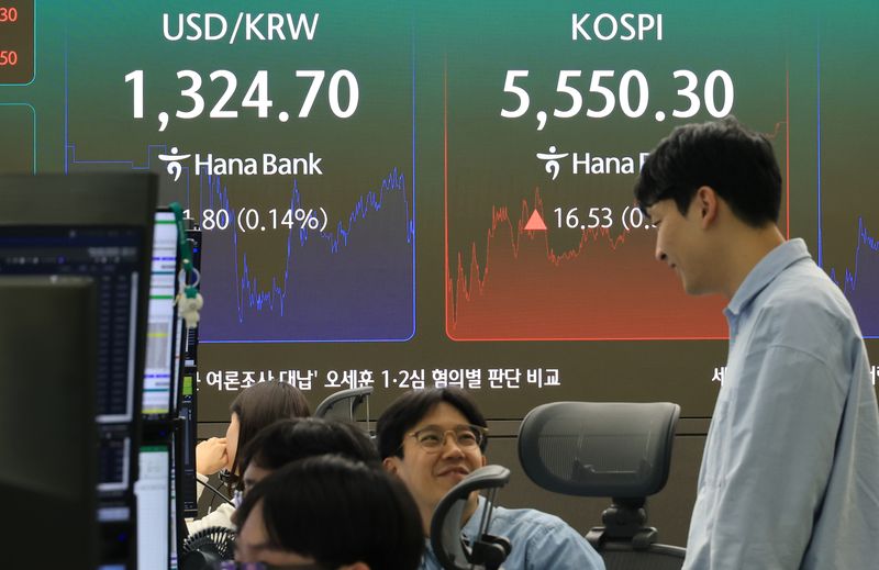 23일 서울 중구 하나은행 본점 딜링룸에 원·달러 환율과 코스피가 표시되고 있다. 사진=연합뉴스