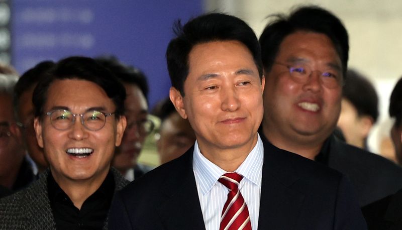 오세훈 서울시장이 23일 서울 서초구 서울고법에서 열린 '명태균 여론조사 대납 의혹 사건' 항소심 선고공판에서 무죄를 선고 받고 법원을 나서고 있다. 뉴시스