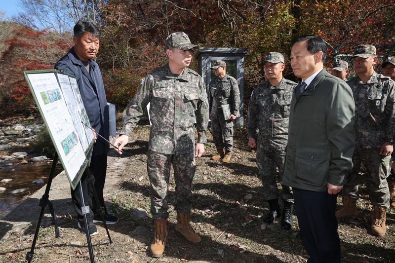 23일 오전 육군 15사단을 방문한 이두희 국방부차관이 군 급수시설 운영 실태를 점검하고 급수 여건 개선 방안을 살펴보고있다. 국방부 제공