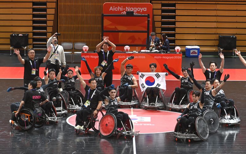 지난 23일 일본 아이치현에서 열린 '2026 아이치-나고야 아시안패러게임' 휠체어럭비 결승에서 금메달을 획득한 한국 대표팀이 기념촬영을 하고 있다. 대한장애인체육회 제공