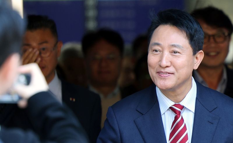 [서울=뉴시스] 박주성 기자 = 이른바 '명태균 여론조사비 대납 의혹'으로 1심에서 시장직 상실형을 선고받은 오세훈 서울시장이 항소심에서 무죄를 선고받았다. 1·2심 모두 명태균씨 진술의 신빙성에 의문을 제기했지만, 이를 뒷받침하는 간접증거의 증명력을 달리 평가하면서 정반대의 결론에 이르렀다. 사진은 오 시장이 23일 서울 서초구 서울고법에서 열린 '명태균 여론조사 대납 의혹 사건' 항소심 선고공판에서 무죄를 선고 받고 법원을 나서는 모습. 2026.10.23. park7691@newsis.com