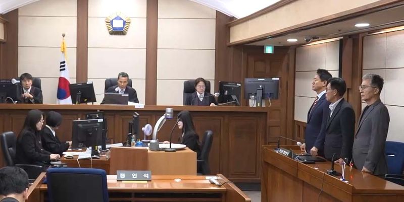 [서울=뉴시스] 이른바 '명태균 여론조사비 대납 의혹'으로 1심에서 시장직 상실형을 선고받은 오세훈 서울시장이 항소심에서 무죄를 선고받았다. 1·2심 모두 명태균씨 진술의 신빙성에 의문을 제기했지만, 이를 뒷받침하는 간접증거의 증명력을 달리 평가하면서 정반대의 결론에 이르렀다. 사진은 23일 오후 서울 서초구 서울고등법원에서 오세훈 서울시장에 대한 '여론조사비 대납 의혹'과 관련 항소심 선고 공판이 열리는 모습. (사진=서울고법 제공) 2026.10.23. photo@newsis.com *재판매 및 DB 금지