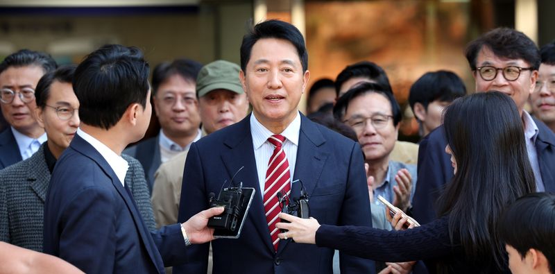 [서울=뉴시스] 박주성 기자 = 이른바 '명태균 여론조사비 대납 의혹'으로 1심에서 시장직 상실형을 선고받은 오세훈 서울시장이 항소심에서 무죄를 선고받았다. 1·2심 모두 명태균씨 진술의 신빙성에 의문을 제기했지만, 이를 뒷받침하는 간접증거의 증명력을 달리 평가하면서 정반대의 결론에 이르렀다. 사진은 오 시장이 23일 서울 서초구 서울고법에서 열린 '명태균 여론조사 대납 의혹 사건' 항소심 선고공판에서 무죄를 선고 받고 법원을 나서며 취재진의 질문에 답하는 모습. 2026.10.23. park7691@newsis.com