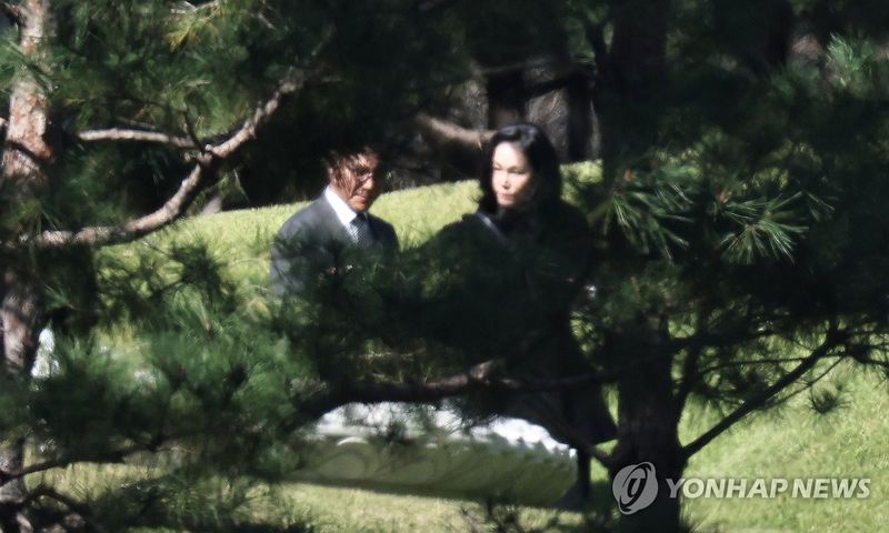 고 이건희 회장 선영 찾은 이서현 사장과 김재열 회장 (출처=연합뉴스)