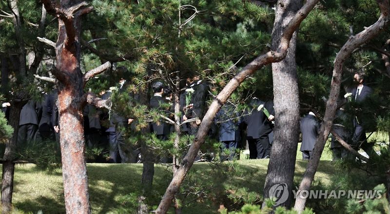 고 이건희 회장 선영 찾은 삼성 사장단 (출처=연합뉴스)