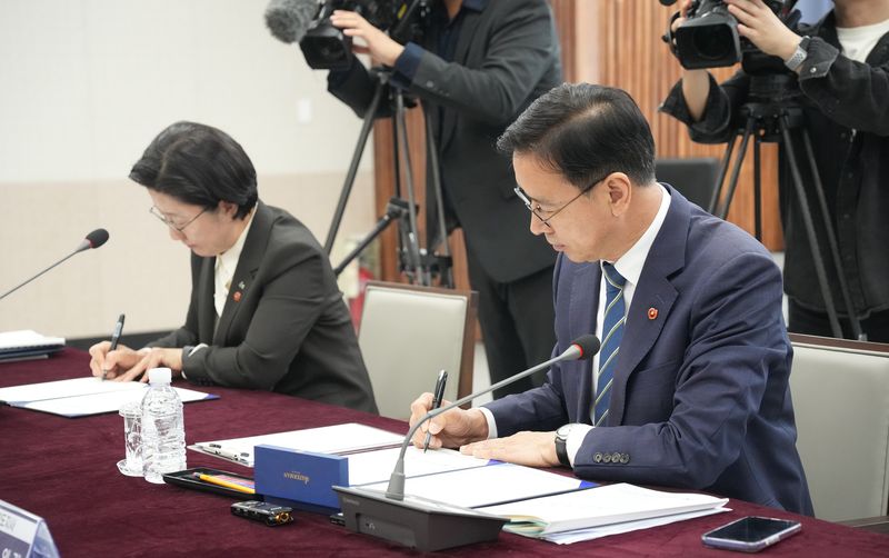 위성곤 제주도지사와 고의숙 제주도교육감이 23일 제주도교육청에서 공동협력 합의서에 서명하고 있다. 양 기관은 기존 학교안전경찰관 6명의 인건비를 절반씩 부담하고 2027년 하반기 2명 추가 배치를 추진하기로 했다. 사진=제주특별자치도