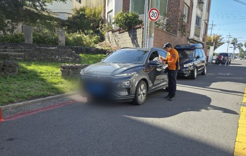 제주소방안전본부 관계자가 지난 22일 제주지역 도로에서 불법 주·정차 차량을 점검하고 있다. 이날 도내 전역에서 실시한 2시간 합동단속에서는 위반 차량 12건이 적발됐다. 사진=제주소방안전본부