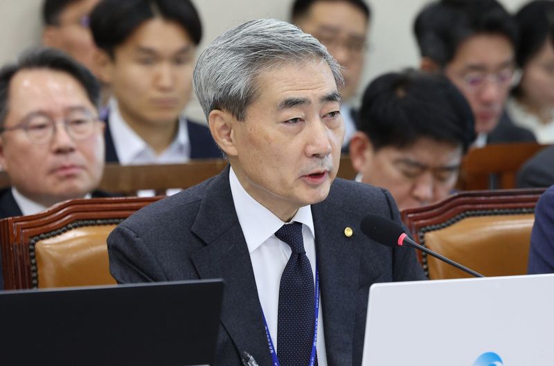 [서울=뉴시스] 고범준 기자 = 신현송 한국은행 총재가 23일 서울 여의도 국회에서 열린 재정경제기획위원회 기획예산처, 한국은행 등에 대한 종합감사에서 의원 질의에 답변하고 있다. 2026.10.23. bjko@newsis.com