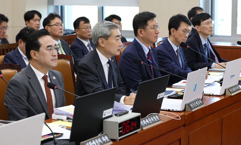 [서울=뉴시스] 고범준 기자 = 신현송 한국은행 총재가 23일 서울 여의도 국회에서 열린 재정경제기획위원회 기획예산처, 한국은행 등에 대한 종합감사에서 의원 질의에 답변하고 있다. 2026.10.23. bjko@newsis.com