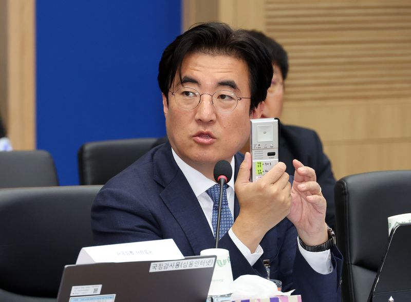 [계룡=뉴시스] 배훈식 기자 = 김성회 더불어민주당 의원이 20일 오후 충남 계룡시 계룡대에서 열린 국회 국방위원회의 공군본부 등에 대한 국정감사에서 질의하고 있다. 2026.10.20. dahora83@newsis.com