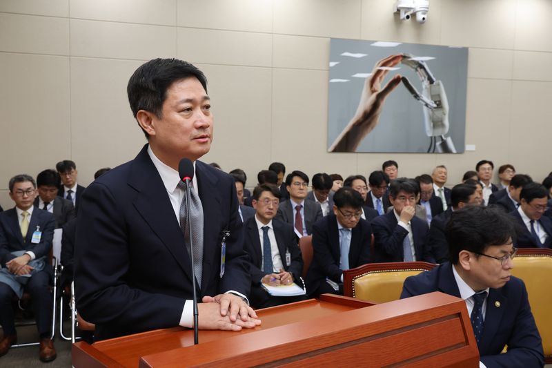 홍범식 LG유플러스 CEO가 23일 서울 여의도 국회 과학기술정보방송통신위원회에서 열린 과학기술정보통신부 등에 대한 국정감사 종합감사에서 증인으로 출석, 의원 질의에 답하고 있다. 뉴스1