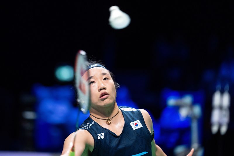 [오덴세=AP/뉴시스] 안세영(1위)이 18일(현지 시간) 덴마크 오덴세에서 열린 2026 세계배드민턴연맹(BWF) 월드 투어 슈퍼 750 덴마크오픈 여자 단식 결승에서 야마구치 아카네(3위·일본)와 경기하고 있다. 안세영이 2-1(21-23 21-14 21-18) 역전승을 거두고 대회 2연패를 달성했다. 2026.10.19.