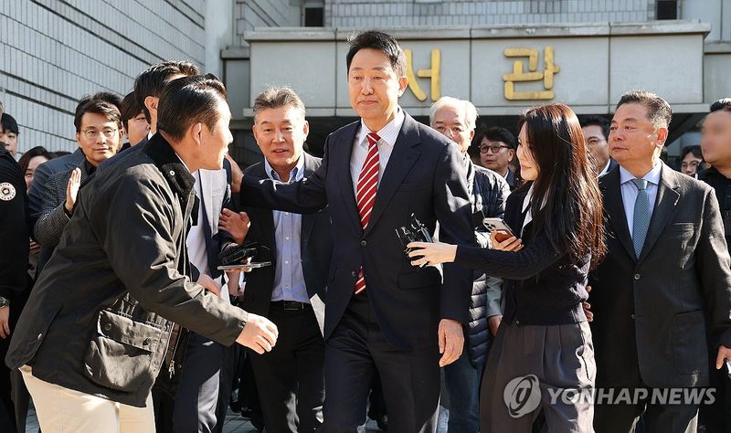 항소심 무죄, 법원 나서는 오세훈 서울시장 (출처=연합뉴스)