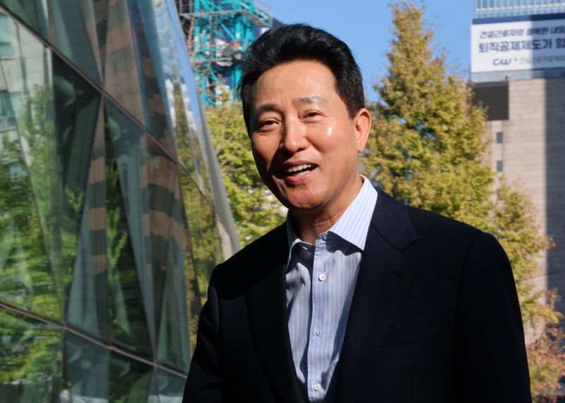 '여론조사비 대납' 의혹으로 기소돼 2심에서 무죄를 선고 받은 오세훈 서울시장이 23일 오후 중구 서울시청으로 향하고 있다. 2026.10.23 ⓒ 뉴스1 박세연 기자