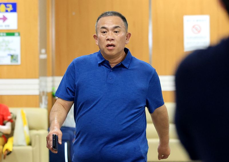 정치자금법 위반 혐의를 받는 '정치브로커' 명태균 씨가 13일 서울 서초구 서울중앙지방법원에서 열린 정치자금법 위반 사건 1심 선고에 출석하고 있다. 2026.7.13 ⓒ 뉴스1 이호윤 기자