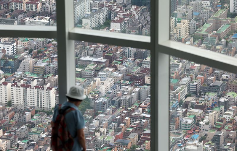 서울 송파구 롯데월드타워 전망대 서울스카이에서 빌라 밀집 지역이 내려다보이고 있다. 뉴시스