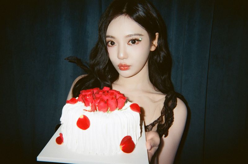 닝닝, 생일 맞아 사진 공개…시스루 드레스 입고 뽐낸 섹시미 [N샷]