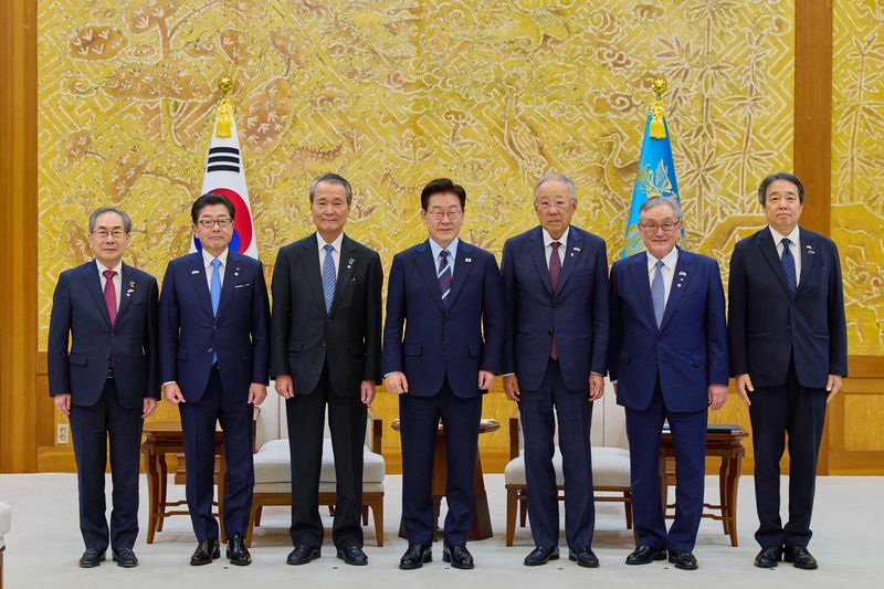 이재명 대통령이 23일 청와대에서 한일재계회의 대표단을 접견하고 류진 한국경제인협회 회장(오른쪽 세번째), 츠츠이 요시노부 일본경제단체연합회장(왼쪽 세번째) 등 참석자들과 기념촬영을 하고 있다. 청와대 제공