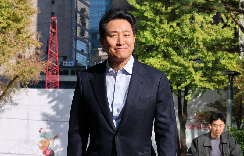 '여론조사비 대납' 의혹으로 기소돼 2심에서 무죄를 선고 받은 오세훈 서울시장이 23일 오후 중구 서울시청으로 향하고 있다. 2026.10.23 ⓒ 뉴스1 박세연 기자