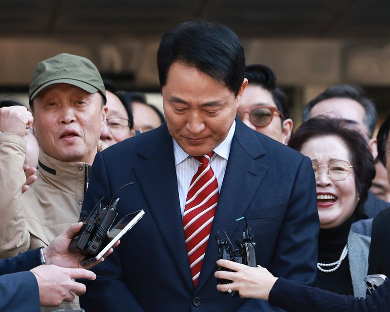 오세훈 서울시장이 23일 서울 서초구 서울고등법원에서 열린 '명태균 여론조사 대납 의혹 사건' 항소심 선고 공판에서 무죄 판결을 받고 입장을 밝히며 울먹이고 있다. 2026.10.23 ⓒ 뉴스1 구윤성 기자