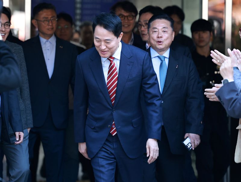 오세훈 서울시장이 23일 서울 서초구 서울고등법원에서 열린 '명태균 여론조사 대납 의혹 사건' 항소심 선고 공판에서 무죄 판결을 받고 법원을 나서며 지지자들에게 인사하고 있다. 2026.10.23 ⓒ 뉴스1 구윤성 기자