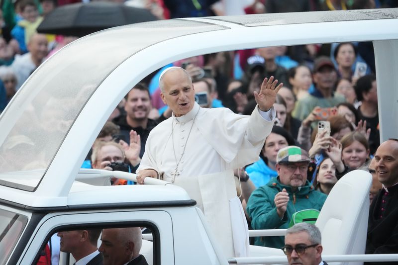 교황 레오 14세가 지난 21일(현지시간) 바티칸 성 베드로 광장의 주례 일반 알현 행사장에 도착해 신자들에게 손을 흔들고 있다.AP뉴시스