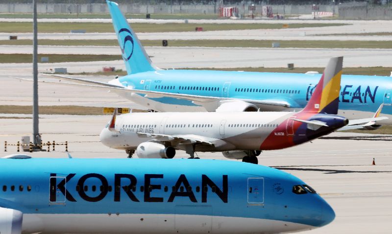 인천국제공항 제2여객터미널 활주로에 대한항공과 아시아나 항공기가 이동하고 있다. 뉴시스