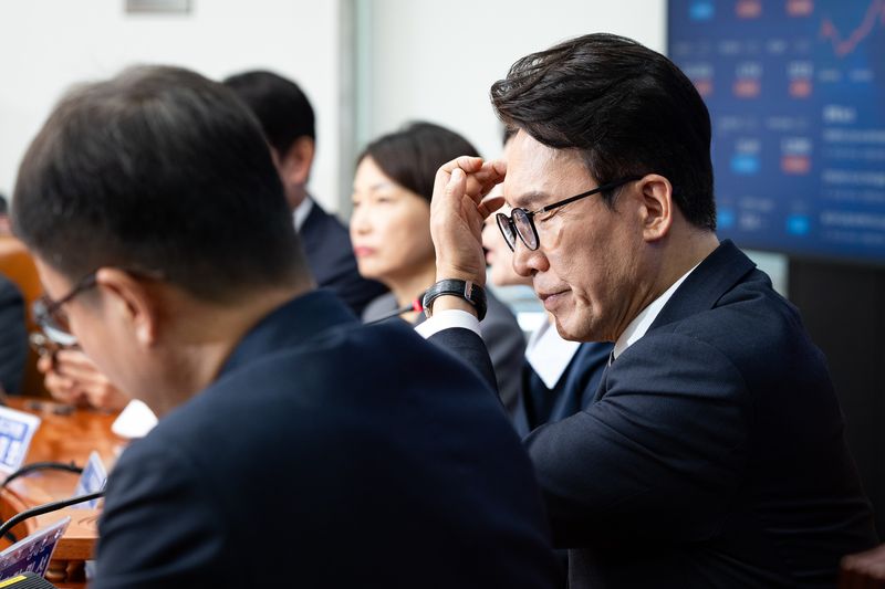 김민석 더불어민주당 대표가 지난달 28일 서울 여의도 국회에서 열린 최고위원회의에서 생각에 잠겨 있다. 2026.9.28 ⓒ 뉴스1 유승관 기자
