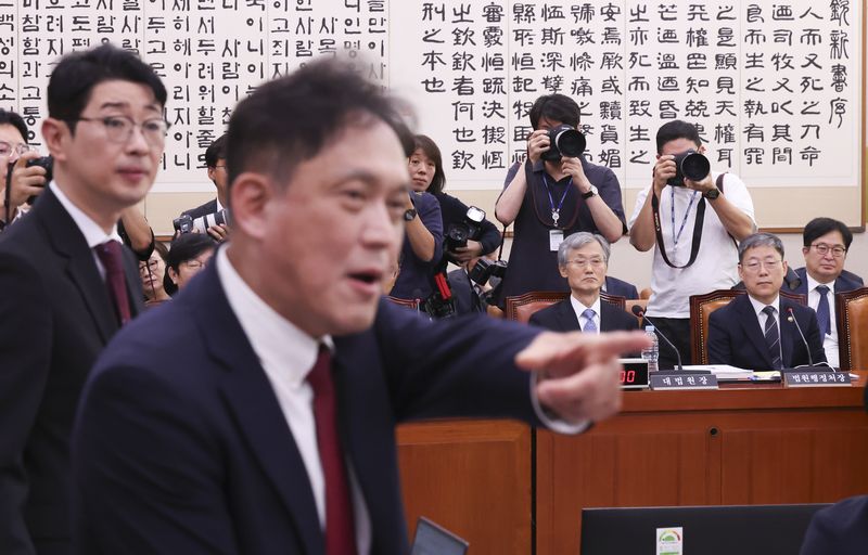 [서울=뉴시스] 김근수 기자 = 조희대 대법원장이 6일 오전 서울 여의도 국회에서 열린 법제사법위원회 국정감사에서 항의하는 김태규 국민의힘 의원을 바라보고 있다. 2026.10.06. ks@newsis.com