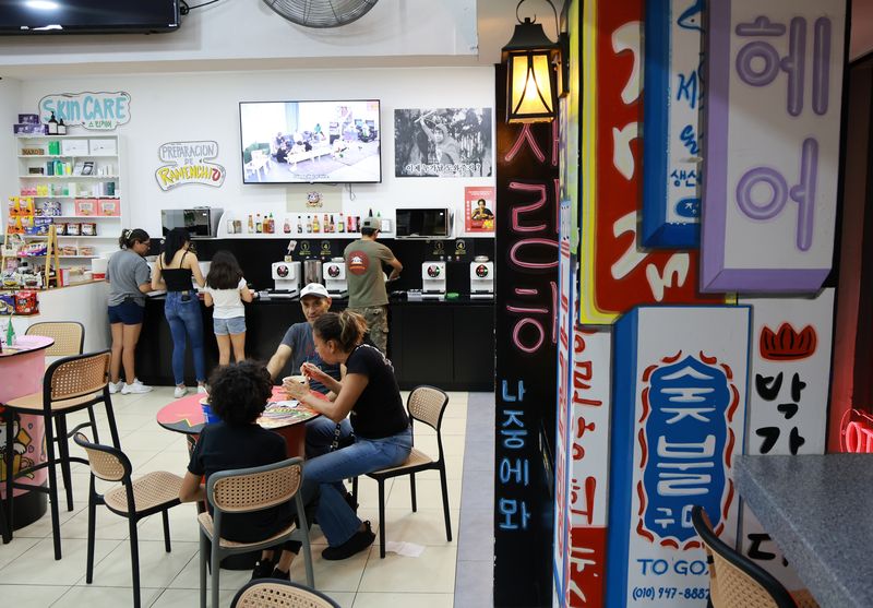 지난 6월 2026 북중미 월드컵이 열린 멕시코 과달라하라 차풀페텍 거리에 위치한 한국 라면 가게에서 멕시코 시민들이 라면을 즐기고 있다. 멕시코의 한류 열풍이 K-푸드, 특히 K-라면의 인기로 이어지며 멕시코는 한국 라면 중남미 수출의 최대 시장으로 자리 잡았다. 2026.6.16 ⓒ 뉴스1 임세영 기자