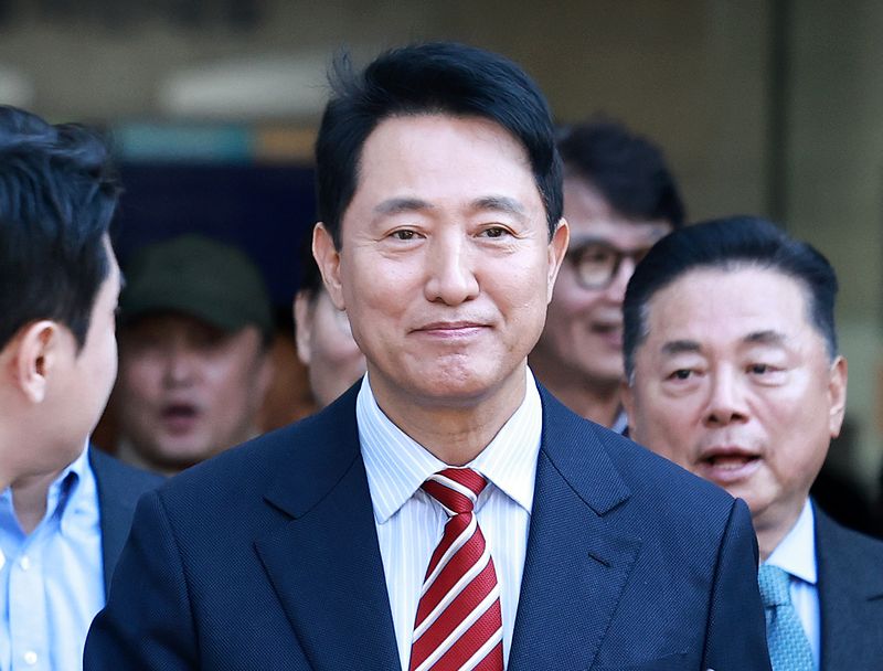 오세훈 서울시장이 서울 서초구 서울고등법원에서 열린 '명태균 여론조사 대납 의혹 사건' 항소심 선고 공판에서 무죄 판결을 받고 법원을 나서고 있다. 2026.10.23 ⓒ 뉴스1 구윤성 기자