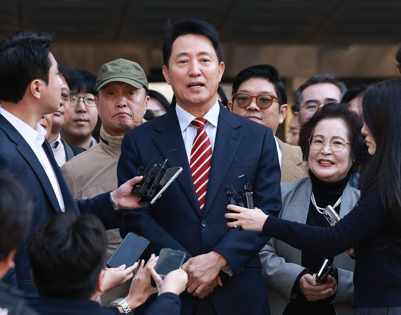 오세훈 서울시장이 23일 서울 서초구 서울고등법원에서 열린 '명태균 여론조사 대납 의혹 사건' 항소심 선고 공판에서 무죄 판결을 받고 법원을 나서며 입장을 밝히고 있다. 2026.10.23 ⓒ 뉴스1 구윤성 기자